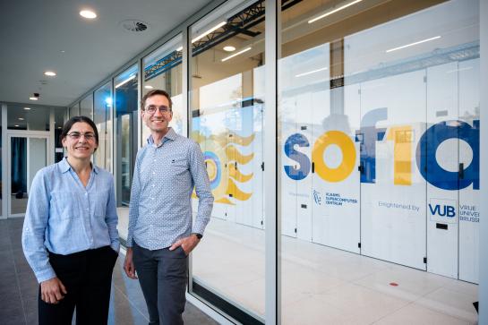 Karin Voets en Ward Poelmans bij de supercomputer (c) Thierry Geenen